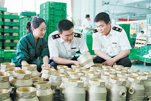 寧海檢驗(yàn)檢疫局工作人員在企業(yè)生產(chǎn)現(xiàn)場