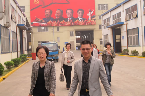 中共嘉定區(qū)委統(tǒng)戰(zhàn)部副部長(zhǎng)、中共嘉定區(qū)工商聯(lián)黨組書記陳蘊(yùn)珠女士在我廠董事長(zhǎng)楊猛陪同下視察滬工工作