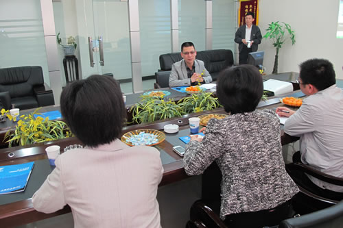 我廠董事長(zhǎng)楊猛先生向陳部長(zhǎng)一行匯報(bào)滬工工作