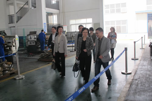 在我廠董事長(zhǎng)楊猛先生引領(lǐng)下,陳部長(zhǎng)一行視察參觀滬工閥門產(chǎn)業(yè)園