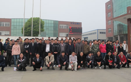 上海滬工閥門廠員工出發(fā)前在滬工廠門前合影