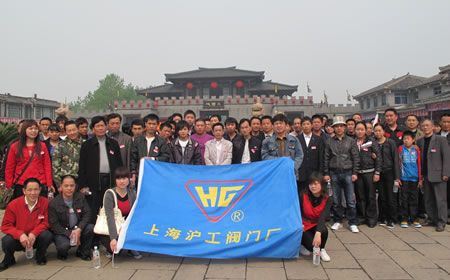 上海滬工閥門廠員工在無錫三國影視城前合影