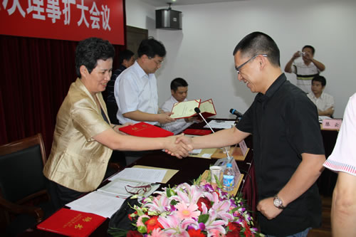 嘉定區(qū)區(qū)委常委、副區(qū)長費小妹女士為滬工董事長楊猛頒發(fā)質量協(xié)會副會長證書