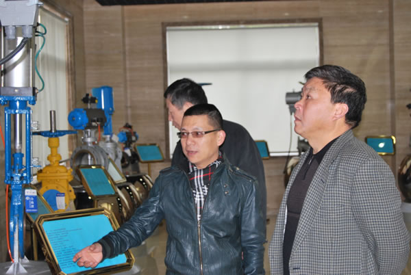 前嘉定區(qū)工商局局長(zhǎng)、現(xiàn)任嘉定區(qū)商標(biāo)協(xié)會(huì)會(huì)長(zhǎng)金耀祖在滬工閥門視察工作