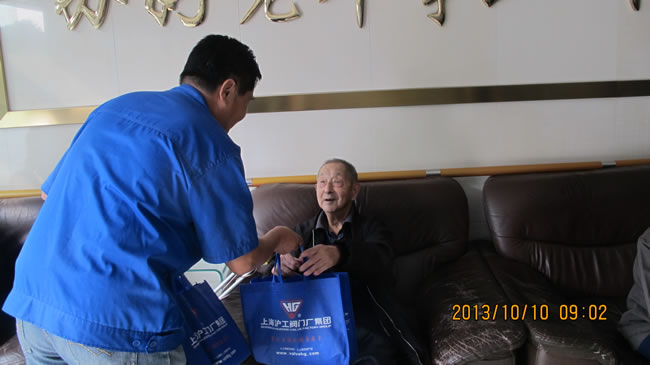 滬工閥門集團(tuán)工會(huì)主席林銀華給老人發(fā)送慰問品