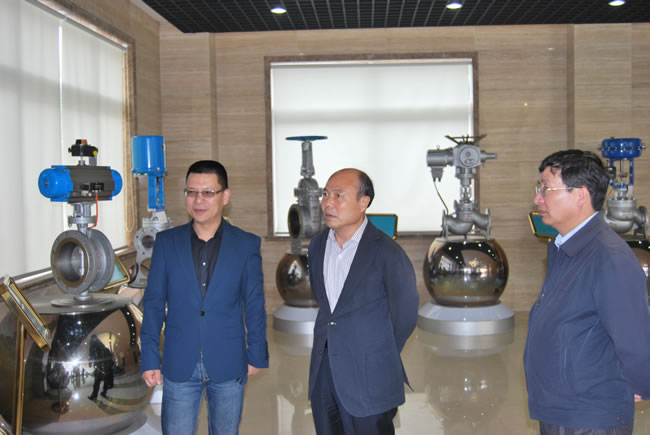 朱建江副區長、沈培新書記參觀滬工產品展示廳