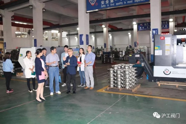 嘉定區(qū)經(jīng)委前來上海滬工閥門廠進(jìn)行調(diào)研(圖1)