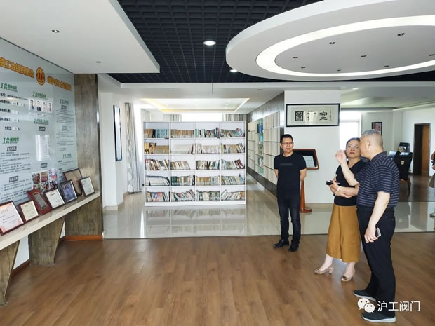 華亭鎮(zhèn)黨委副書記顧穎健、工會主席何柯文走訪慰問我司(圖1)