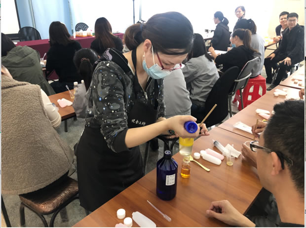 華亭鎮(zhèn)總工會(huì)活動(dòng)進(jìn)企項(xiàng)目之金秋十月護(hù)手霜DIY活動(dòng)(圖4)