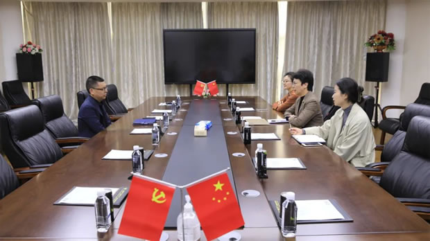 華亭鎮黨委書記何蓉走訪上海滬工閥門廠(圖1)